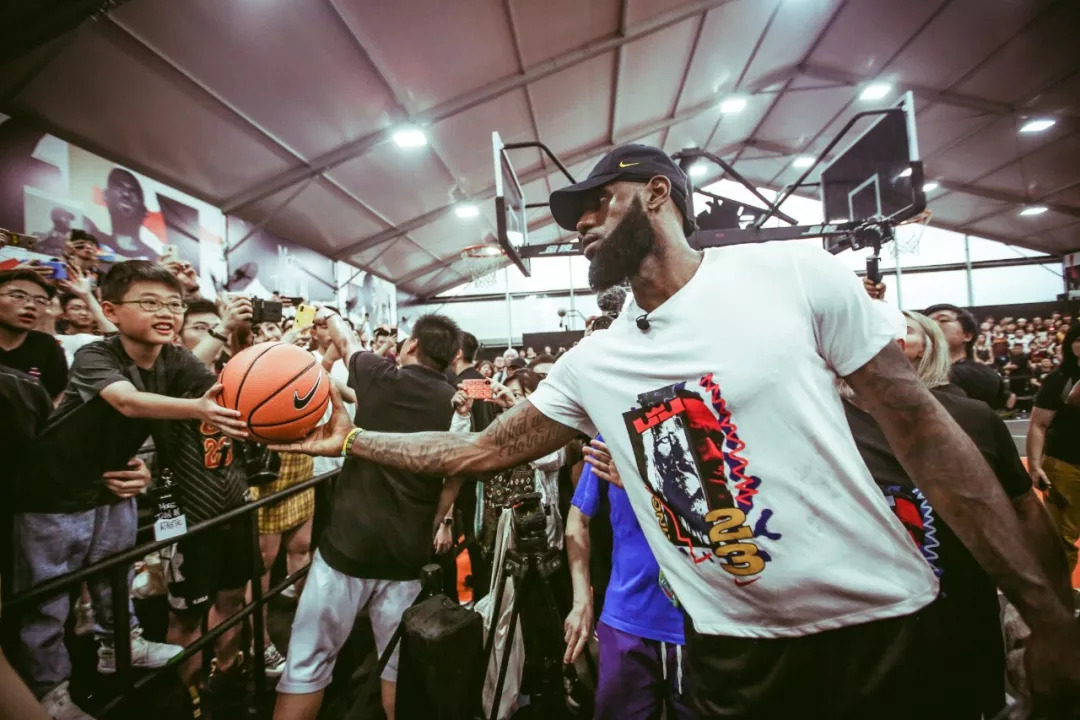 西甲16轮比赛精彩纷呈，多队争夺保级名额，各队表现起伏，悬念迭起。（西甲第16轮群雄逐鹿：保级混战白热化，球队状态起伏不定，悬念丛生）