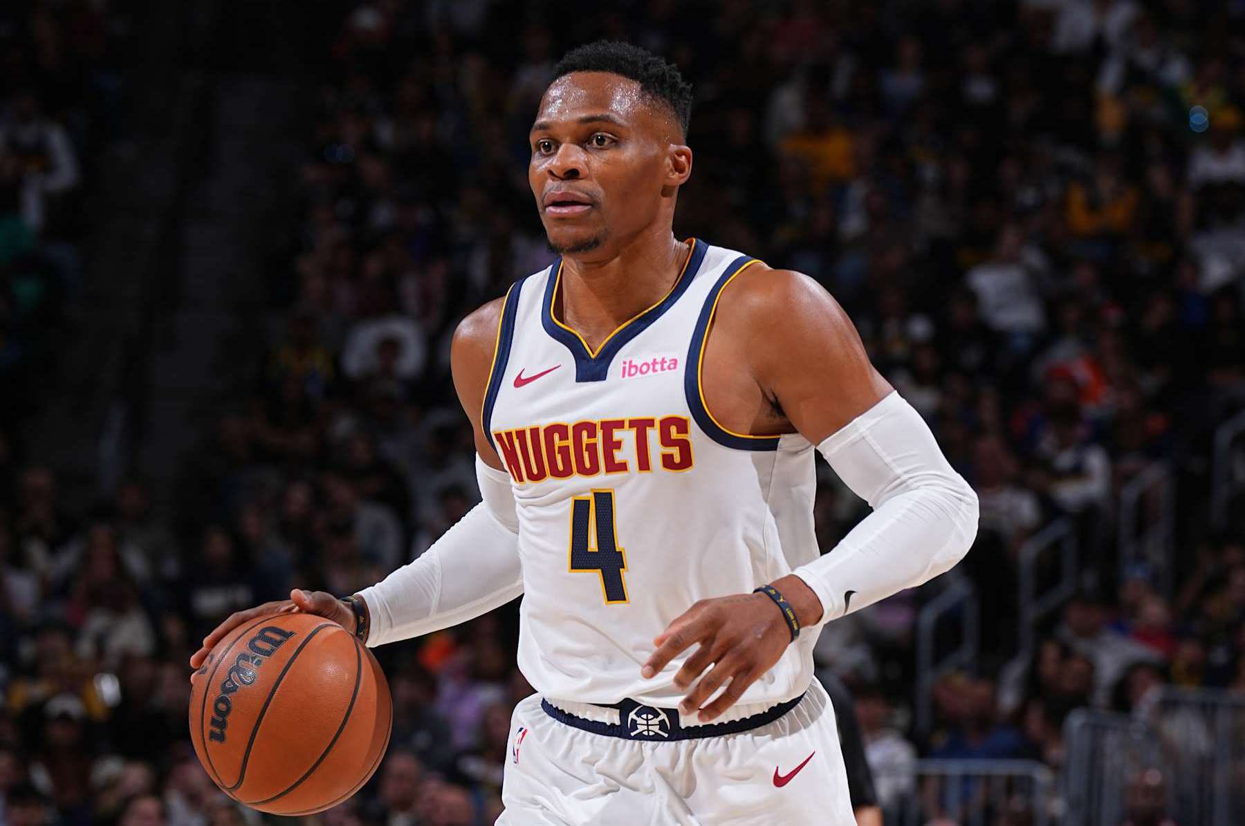 勇士官方：格林扭伤右脚，本场比赛不会回归（勇士官方通报：格林右脚扭伤，本场比赛提前退场）