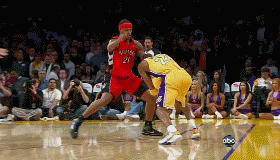 姆巴佩晒手拿全场MVP奖杯和比赛用球照片：团结一致✊🏽（姆巴佩晒照：手捧全场最佳奖杯与比赛用球，团结一心✊🏽）