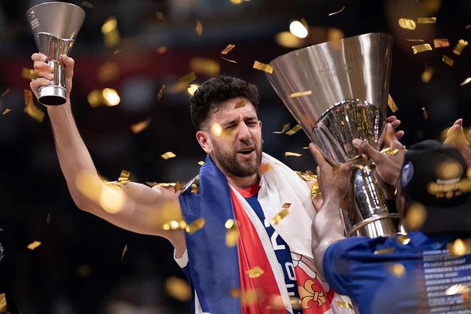 欧文突破防守送出关键助攻（欧文强突撕裂防线送出关键一传）