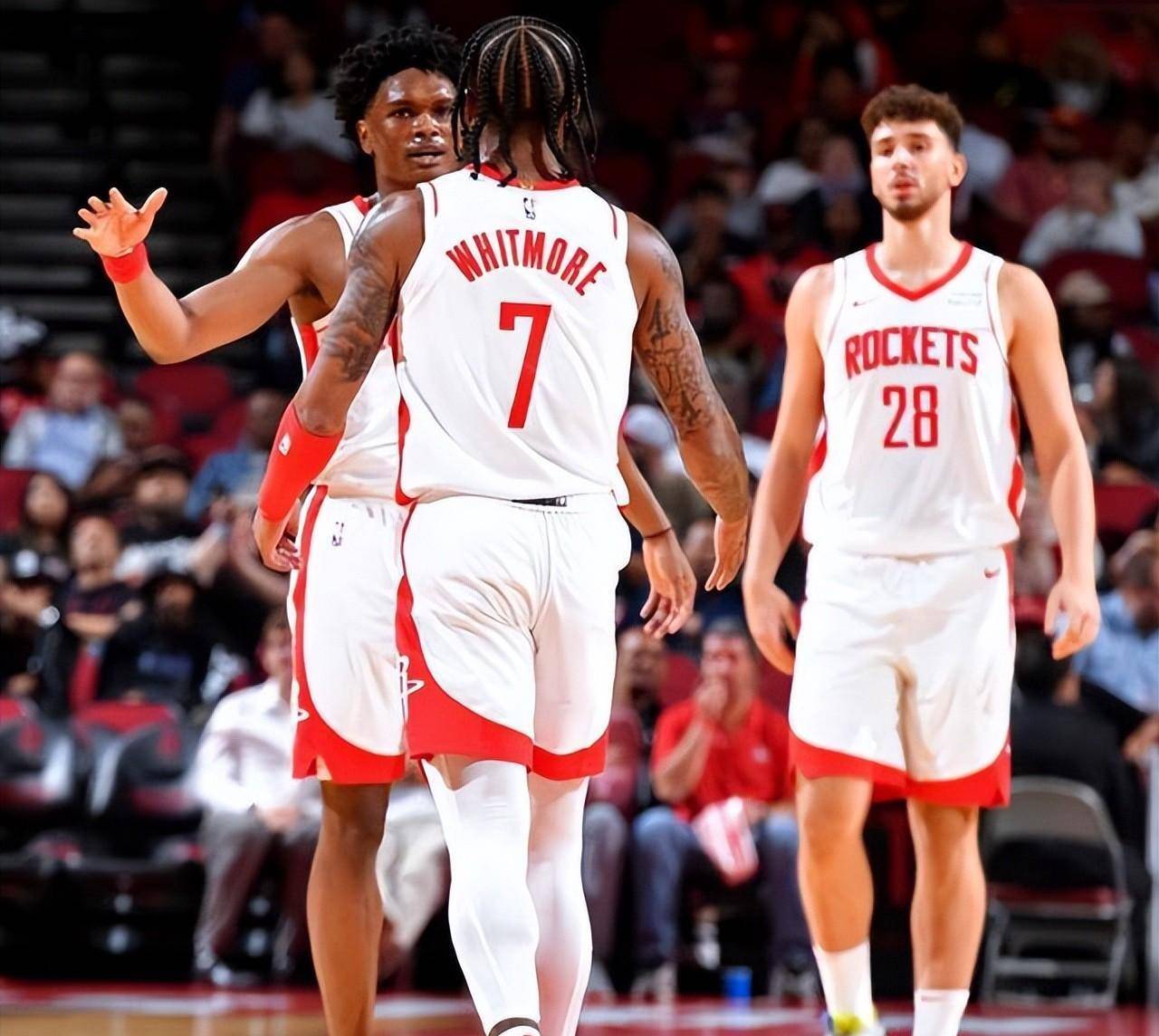 有爱，埃德森用手语向一名聋哑女球童示意：我爱你（暖心一刻：埃德森用手语向聋哑女球童传达“我爱你”）