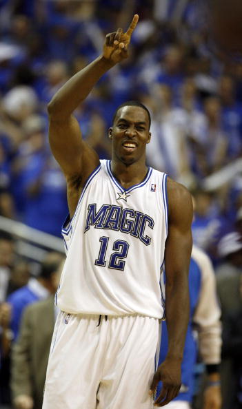 荣耀时刻，王燊超代表实现三连冠的上海海港捧起火神杯（高光时刻：王燊超代表三连冠上海海港高举火神杯）