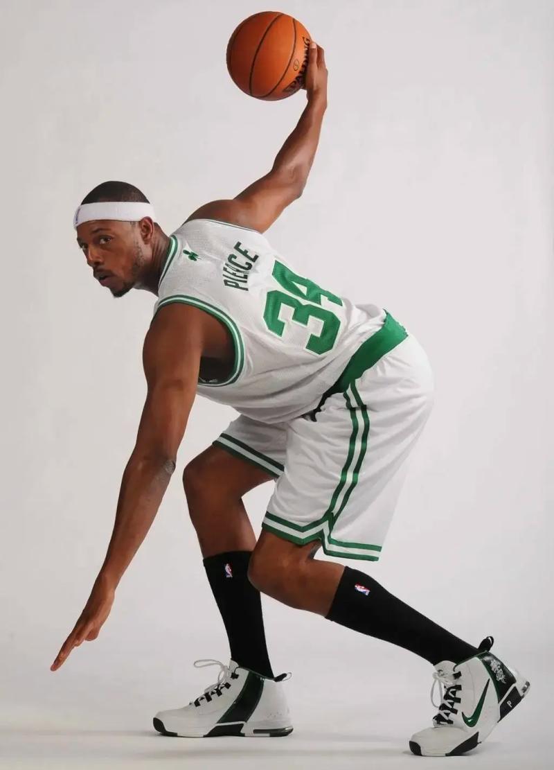 能否做到？拜仁有望成为首支欧冠客战巴黎取得三连胜的球队（拜仁冲击历史：有望成欧冠首支客场对巴黎实现三连胜的球队）